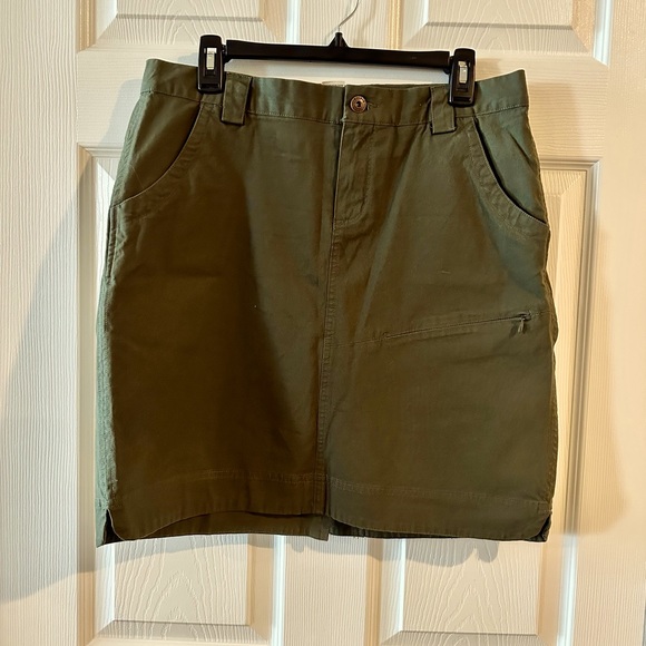 Duluth Trading Co Dresses & Skirts - Duluth trading army green skort with lots of pockets. Size 10